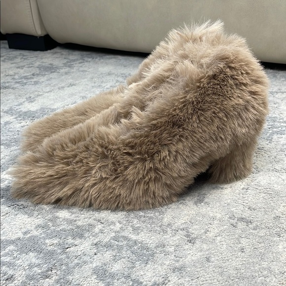 New Jeffrey Campbell Fluff MF Faux Fur Block Heel Mules Furry Beige Sz 5.5 - Picture 2 of 12